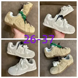 New Balance বেইজ সাদা স্তরযুক্ত সুয়েড এবং মেশ উপর এমবসড এন লোগো লাইফস্টাইল স্নিকার্স