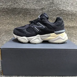 New Balance Zapatillas chunky negras y beige con midsole sculptado, upper de malla y ante
