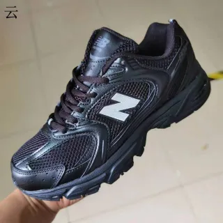 New Balance Tênis chunky pretos com sola prateada de malha e construção de superposição de materiais sintéticos