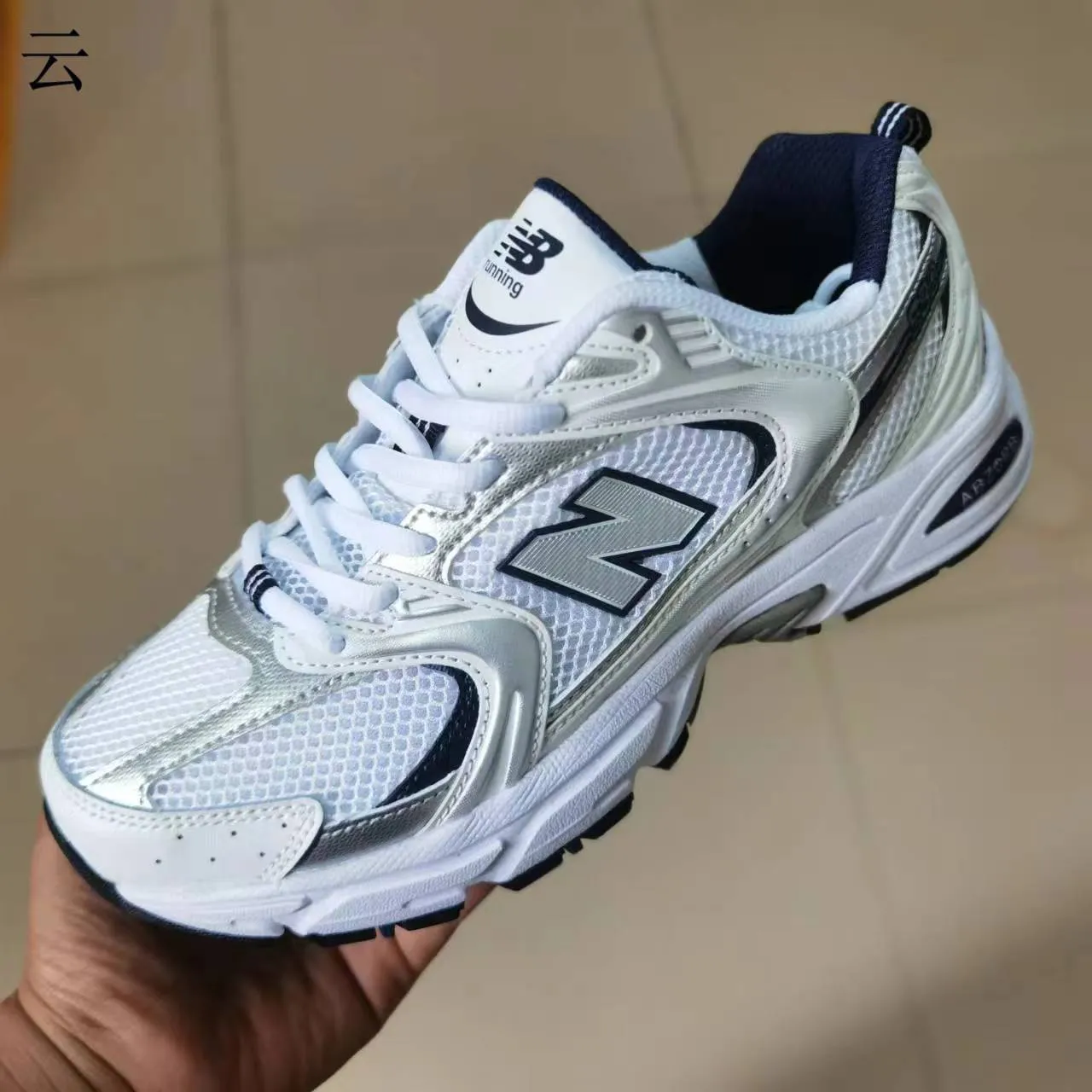 New Balance حذاء رياضي أسود قاع فضي شبكي وطبقات مواد صناعية بناء سميك 2