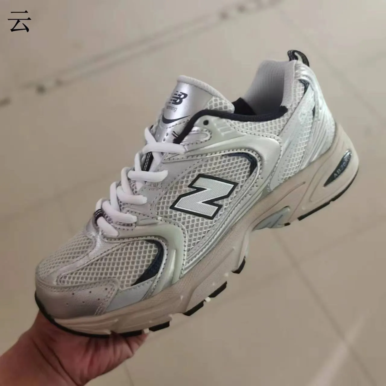 New Balance حذاء رياضي أسود قاع فضي شبكي وطبقات مواد صناعية بناء سميك 3