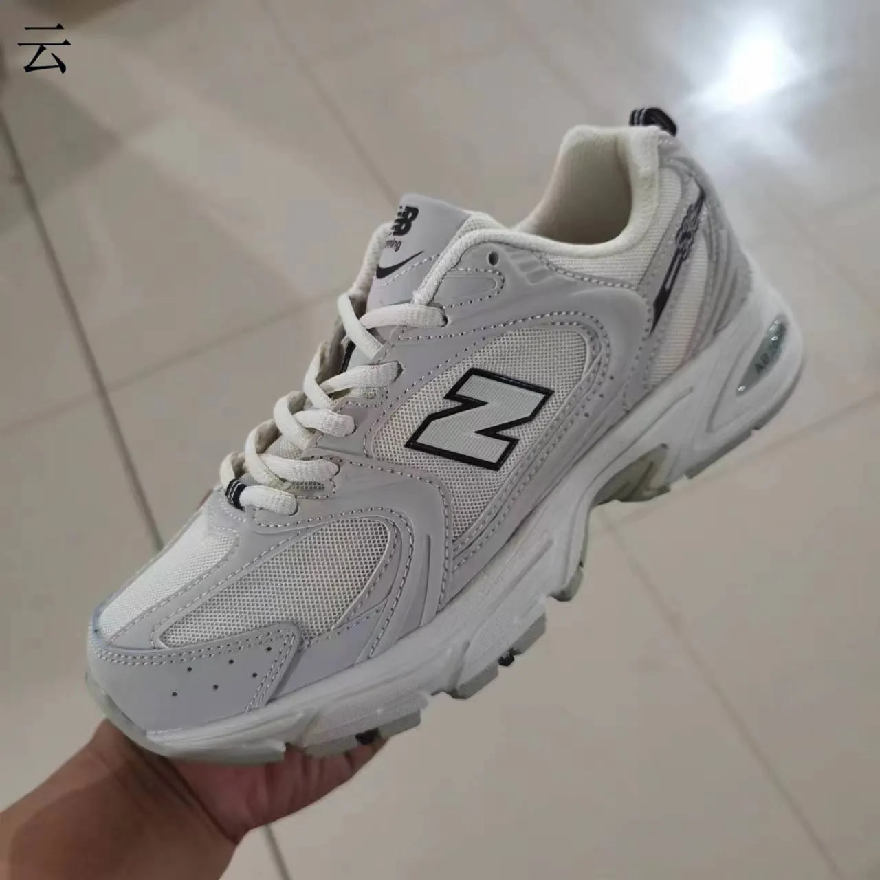 New Balance حذاء رياضي أسود قاع فضي شبكي وطبقات مواد صناعية بناء سميك 4