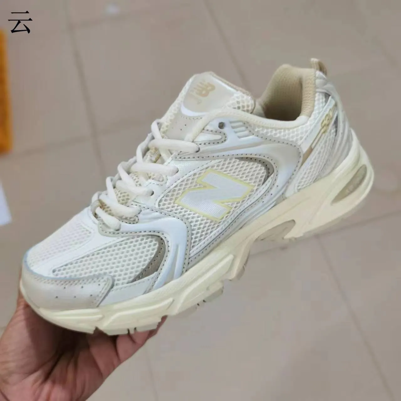 New Balance حذاء رياضي أسود قاع فضي شبكي وطبقات مواد صناعية بناء سميك 5
