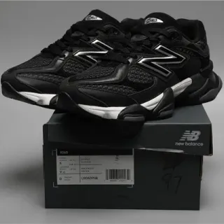 New Balance কালো সাদা চংকি লেয়ার্ড মিডসোল মেশ এবং সিন্থেটিক ওভারলে কনস্ট্রাকশন লাইফস্টাইল স্নিকার