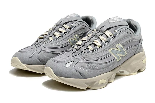 New Balance ধূসর বেইজ স্তরযুক্ত সিন্থেটিক/মেশ উপরের অংশ খোদিত মিডসোল চাঙ্কি স্নিকার 2