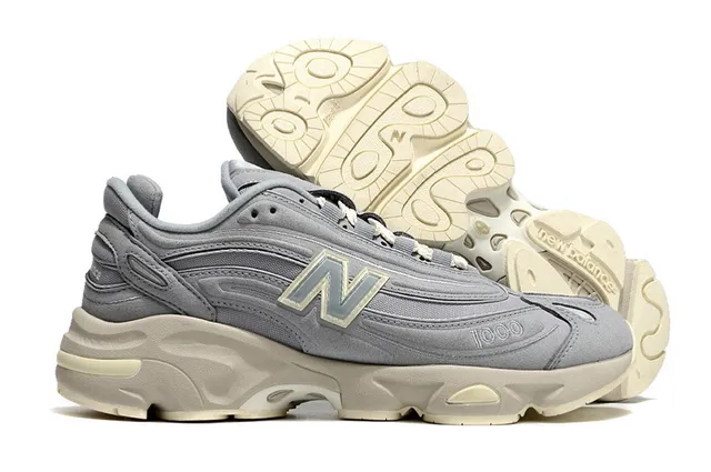 New Balance ধূসর বেইজ স্তরযুক্ত সিন্থেটিক/মেশ উপরের অংশ খোদিত মিডসোল চাঙ্কি স্নিকার 4
