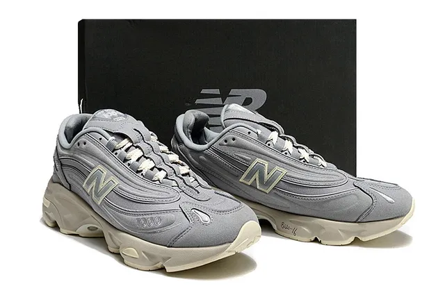 New Balance ধূসর বেইজ স্তরযুক্ত সিন্থেটিক/মেশ উপরের অংশ খোদিত মিডসোল চাঙ্কি স্নিকার 5