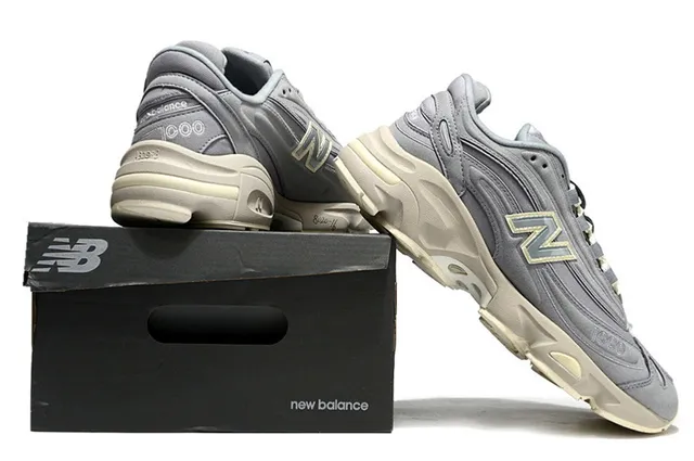 New Balance ধূসর বেইজ স্তরযুক্ত সিন্থেটিক/মেশ উপরের অংশ খোদিত মিডসোল চাঙ্কি স্নিকার 6