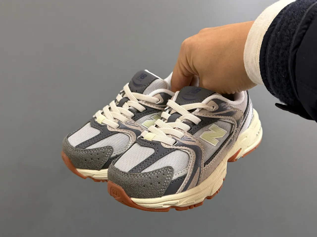 New Balance رمادي بيج ميد سول ألواح متعددة بناء شبكي-سويد حذاء سميك 16