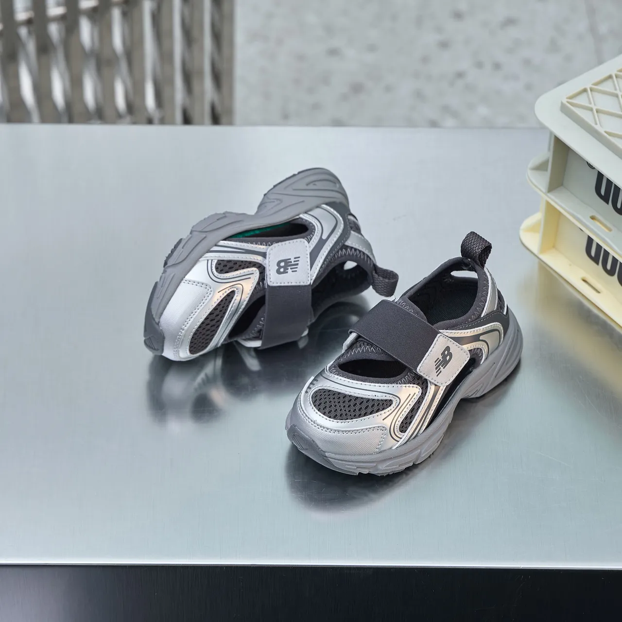 New Balance Argent Noir Semelle Intermédiaire Fermeture Sangle Velcro Sneakers Chunky 8