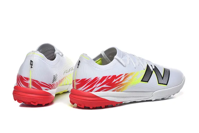 New Balance Chaussures de Football Blancs et Rouges avec Upper Knit et Suela Turf 2