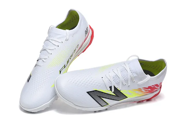 New Balance Chaussures de Football Blancs et Rouges avec Upper Knit et Suela Turf 3