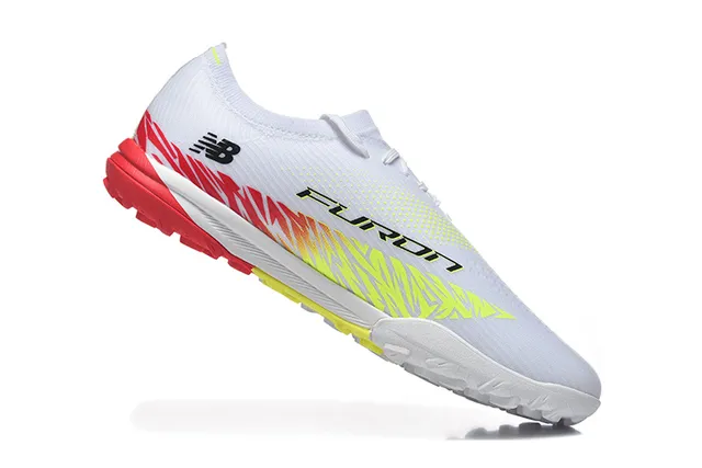 New Balance Chaussures de Football Blancs et Rouges avec Upper Knit et Suela Turf 4