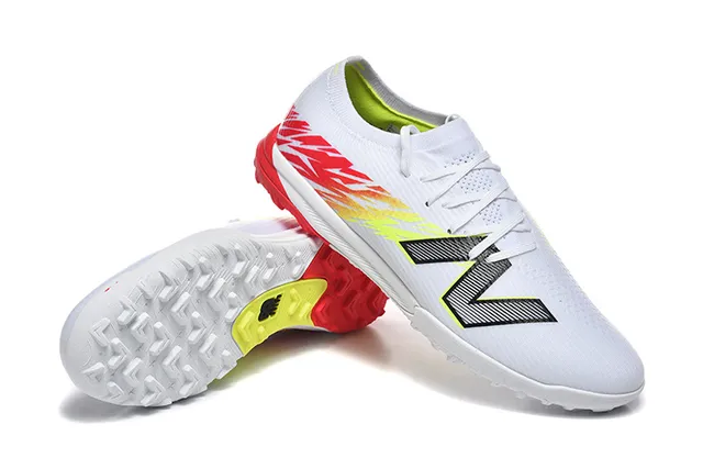 New Balance Chaussures de Football Blancs et Rouges avec Upper Knit et Suela Turf 7