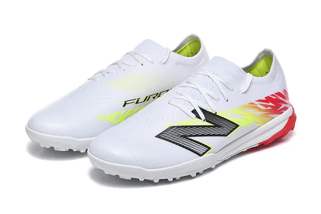 New Balance Chaussures de Football Blancs et Rouges avec Upper Knit et Suela Turf 8