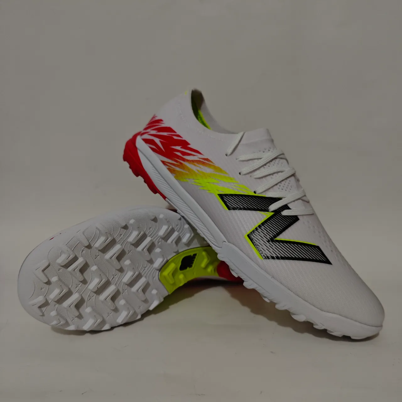 New Balance Chaussures de Football Blancs et Rouges avec Upper Knit et Suela Turf 11