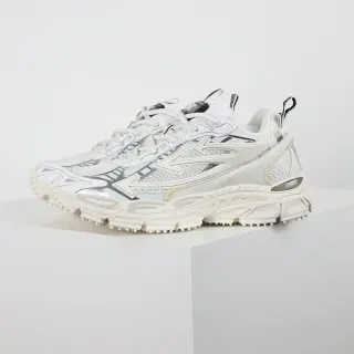 New Balance सफेद चांदी बहुस्तरीय तलवा मेश और सिंथेटिक ओवरले कंस्ट्रक्शन चंकी स्नीकर