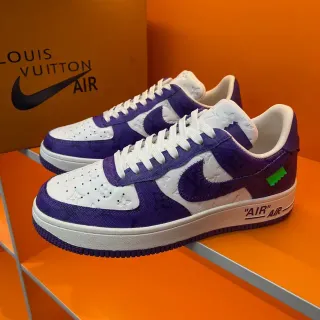 Nike Air Force 1 أرجواني وأبيض مونوغرام أحذية رياضية للأسلوب الحياتي