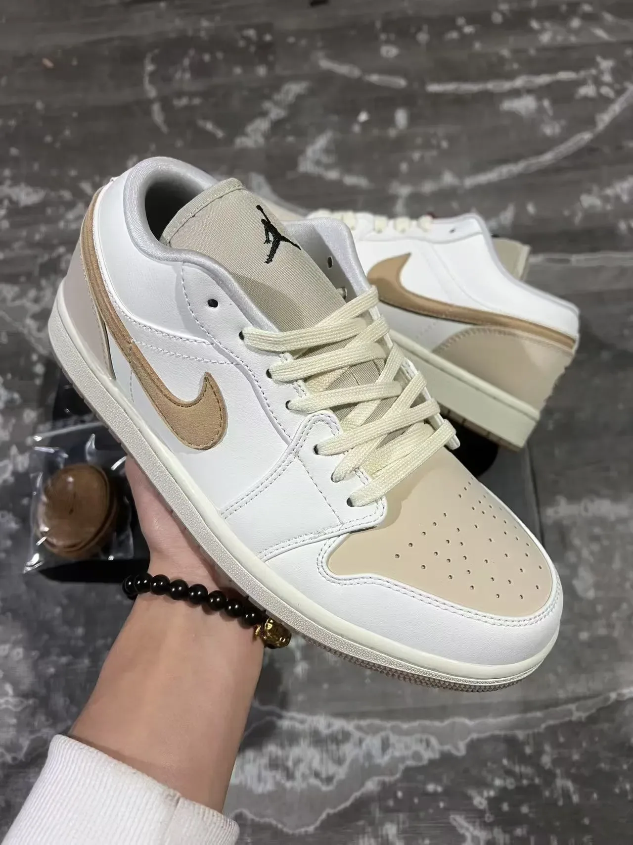 Nike Air Force 1 Blanc et Beige Sneakers Lifestyle 2
