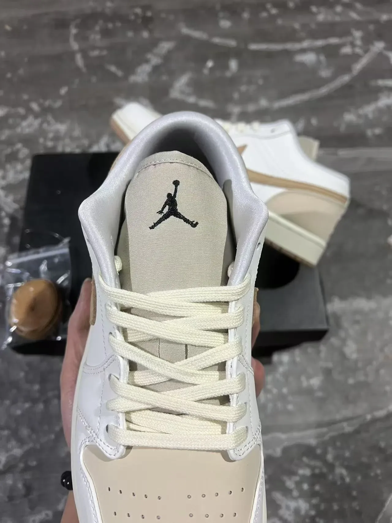 Nike Air Force 1 Blanc et Beige Sneakers Lifestyle 4