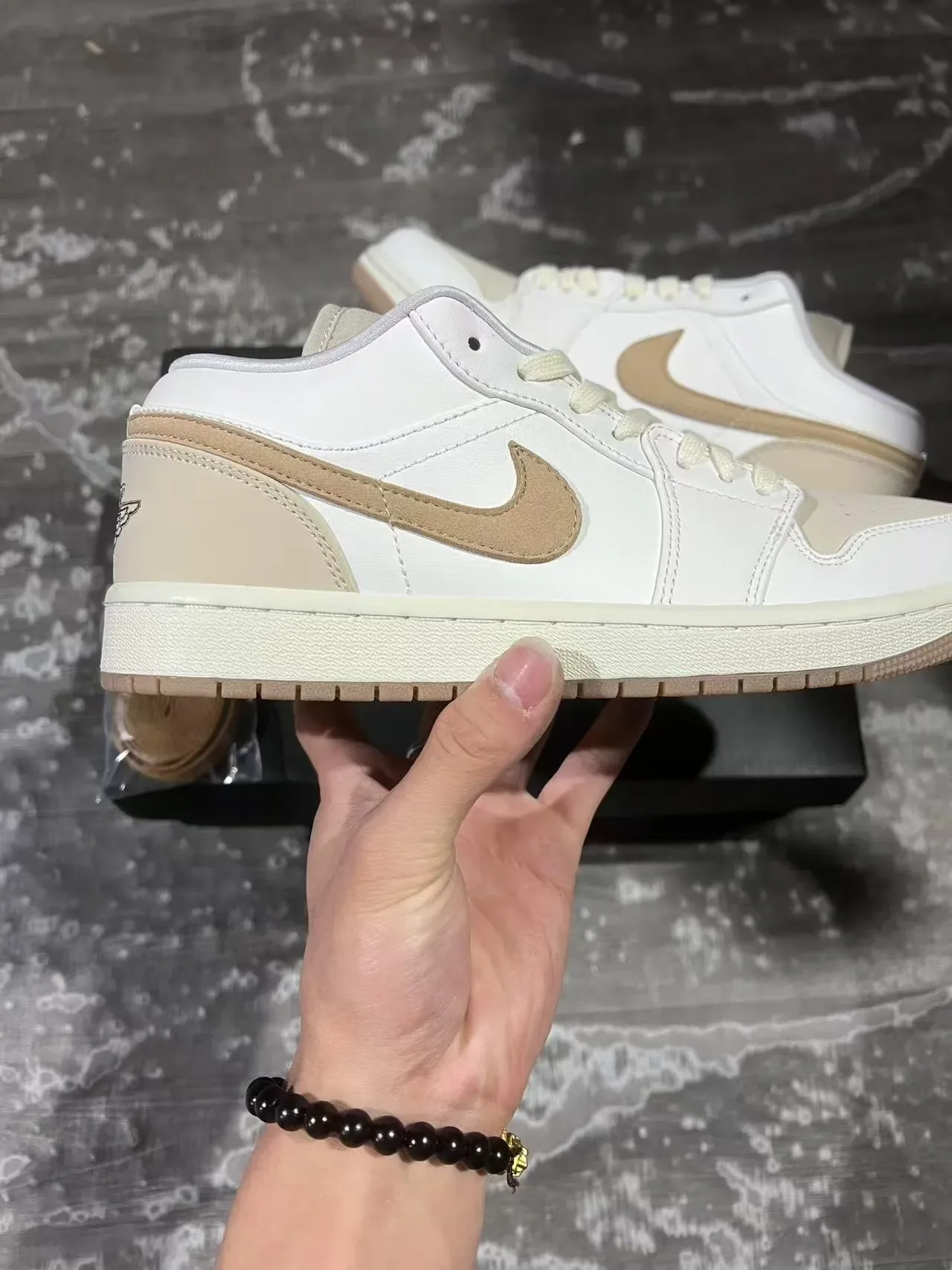 Nike Air Force 1 Blanc et Beige Sneakers Lifestyle 7