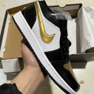 Nike Air Jordan 1 Tênis lifestyle pretos brancos dourados de patent