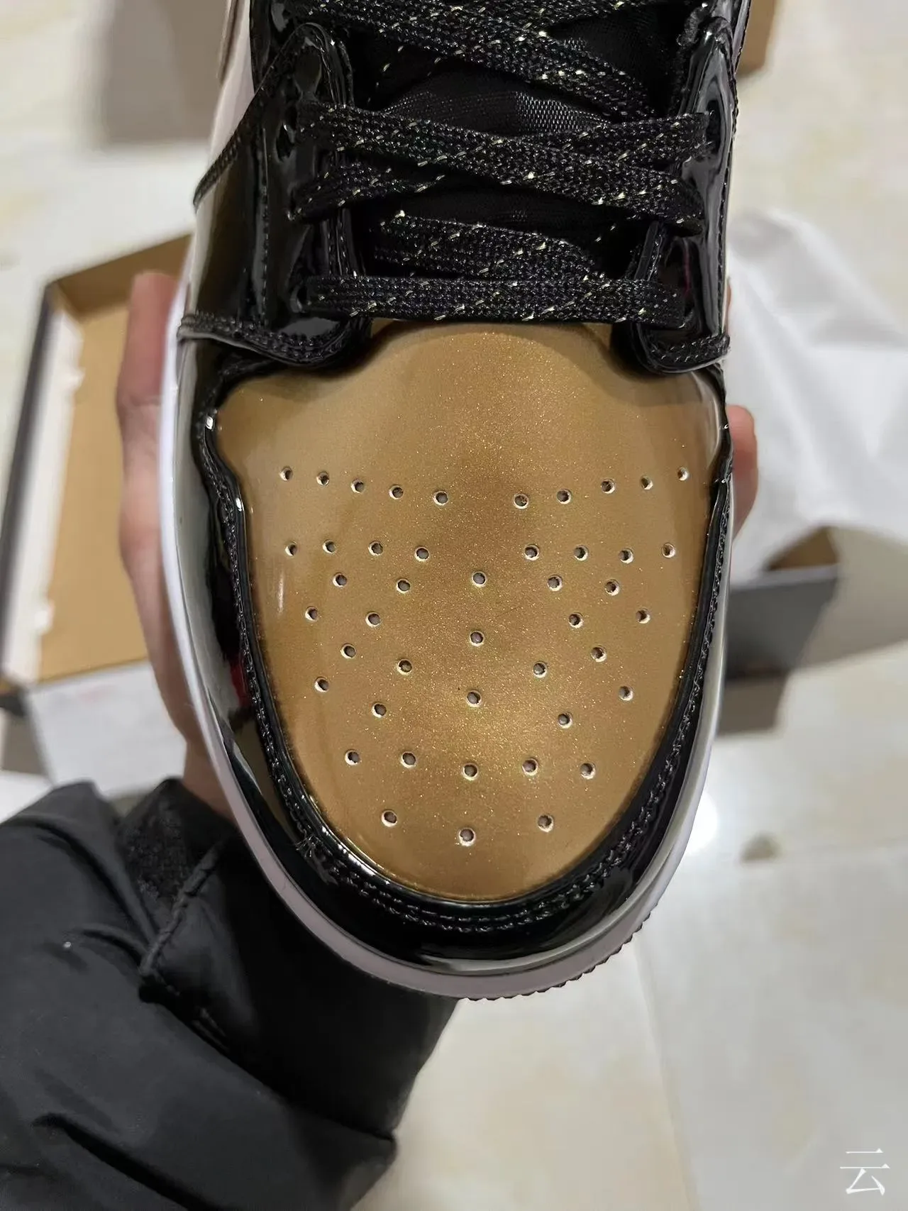 Nike Air Jordan 1 Sneakers lifestyle noires blanches dorées patent 4