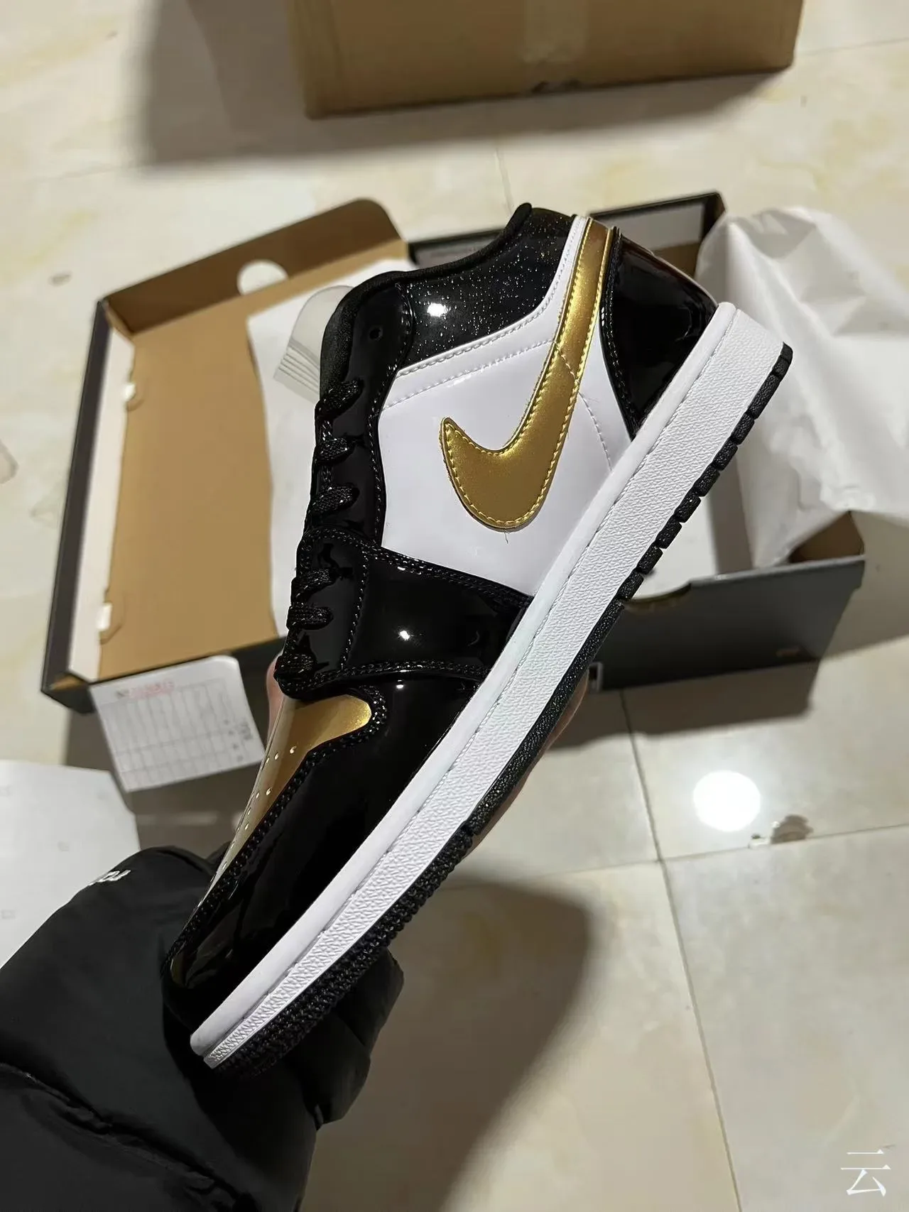 Nike Air Jordan 1 Sneakers lifestyle noires blanches dorées patent 5