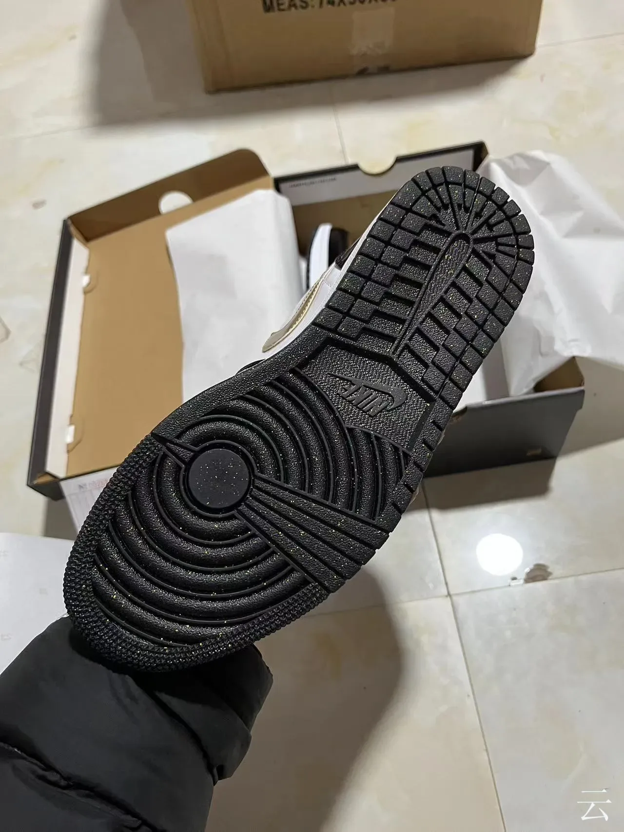 Nike Air Jordan 1 Sneakers lifestyle noires blanches dorées patent 6