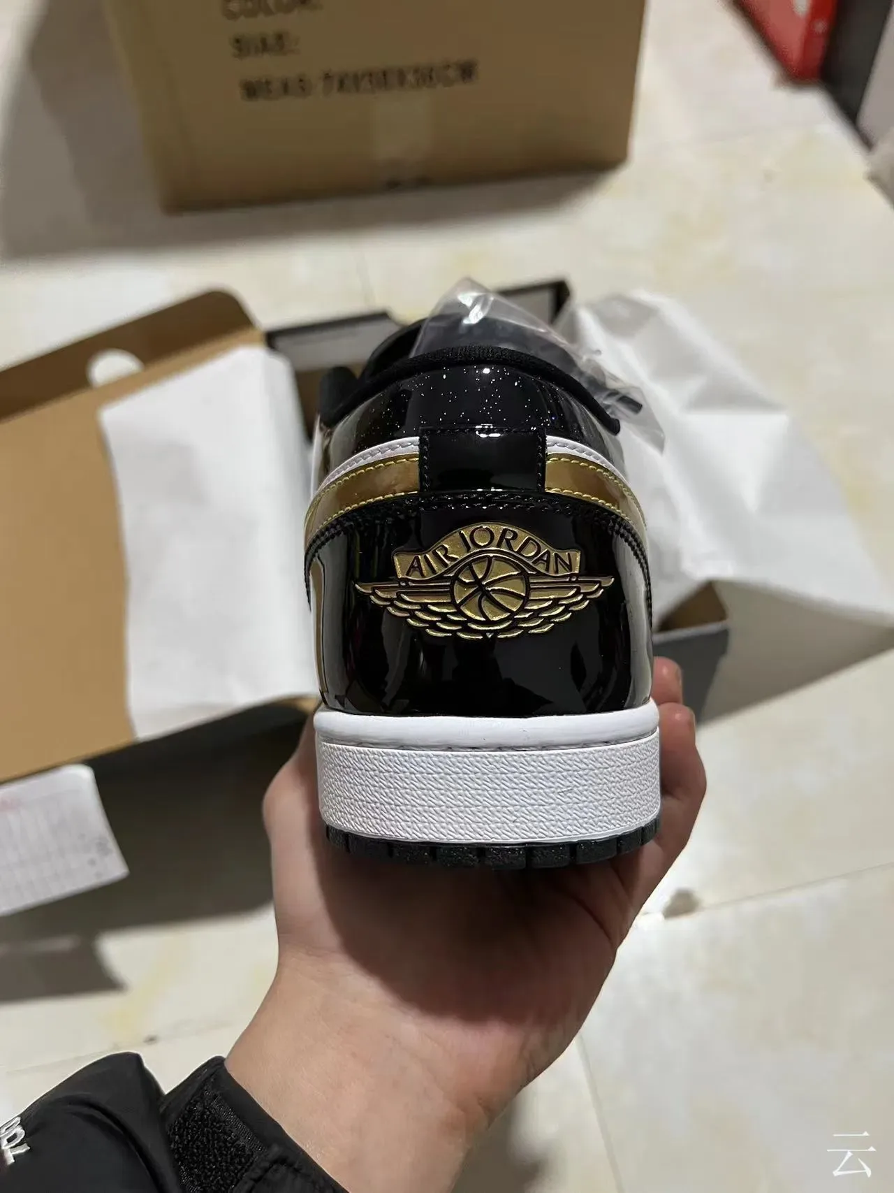Nike Air Jordan 1 Sneakers lifestyle noires blanches dorées patent 7