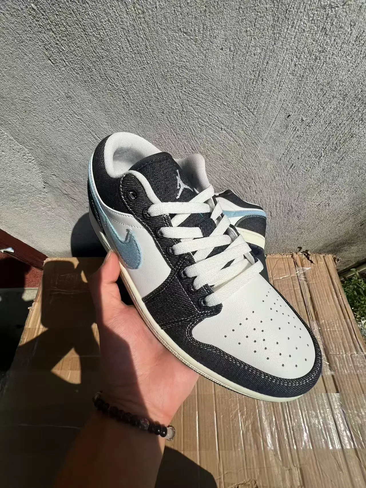 Nike Air Jordan 1 Low Denim et Cuir Chaussures Lifestyle 2