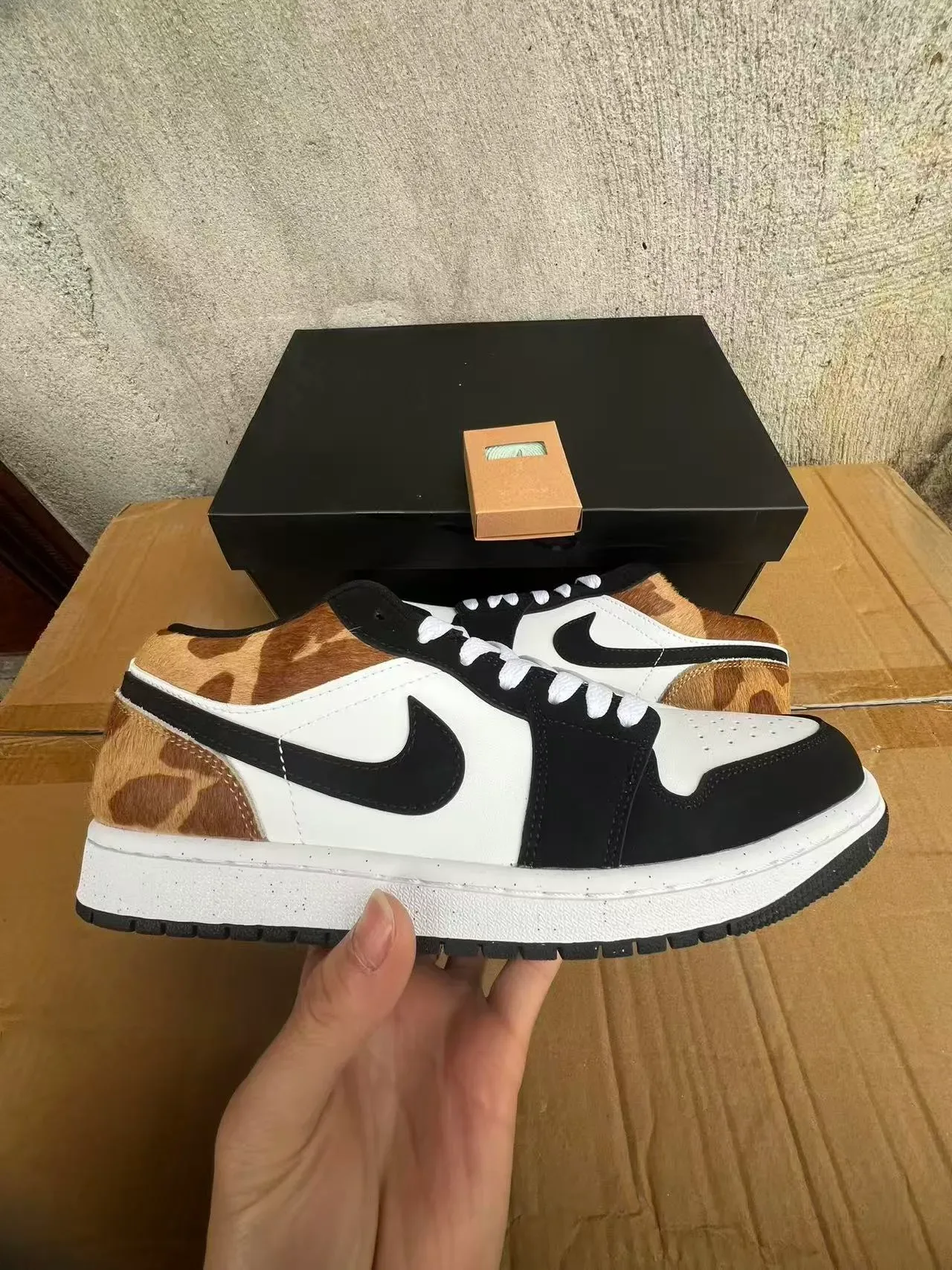 Nike Air Jordan 1 Low 长颈鹿印花 Haircalf 生活方式运动鞋 7
