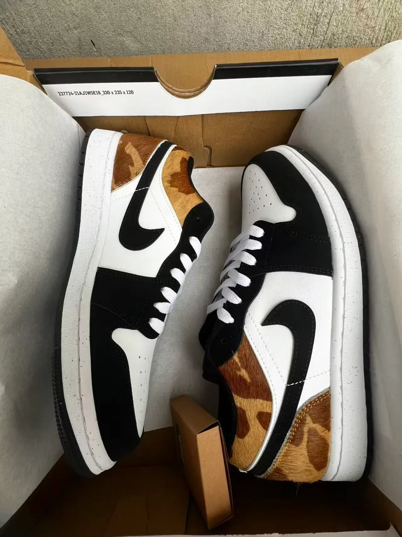 Nike Air Jordan 1 Low 长颈鹿印花 Haircalf 生活方式运动鞋 9