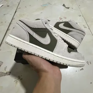 Nike Air Jordan 1 Low أخضر زيتوني ورمادي فاتح سينيكرز لايف ستايل