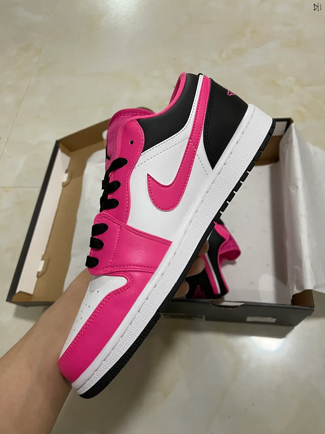 Nike Air Jordan 1 Low Chaussures Lifestyle Rose et Blanc 4