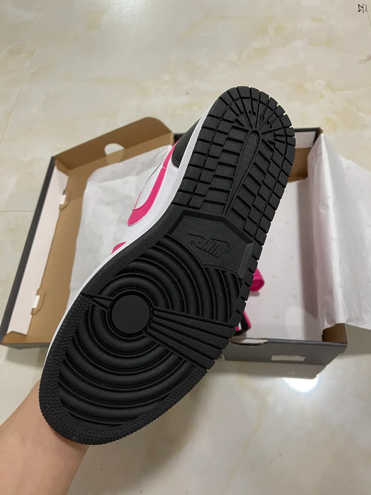 Nike Air Jordan 1 Low Chaussures Lifestyle Rose et Blanc 5