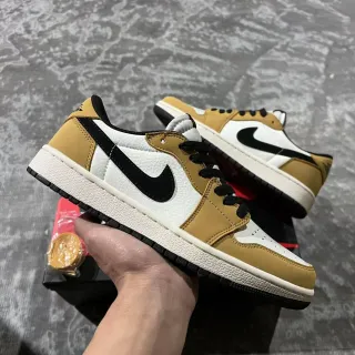 Nike Air Jordan 1 Low Tan and White أحذية رياضية للأسلوب الحياتي