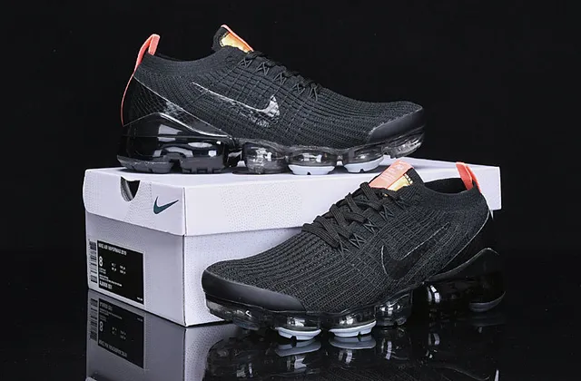 Nike Air VaporMax 黑色橙色金色跑鞋 7
