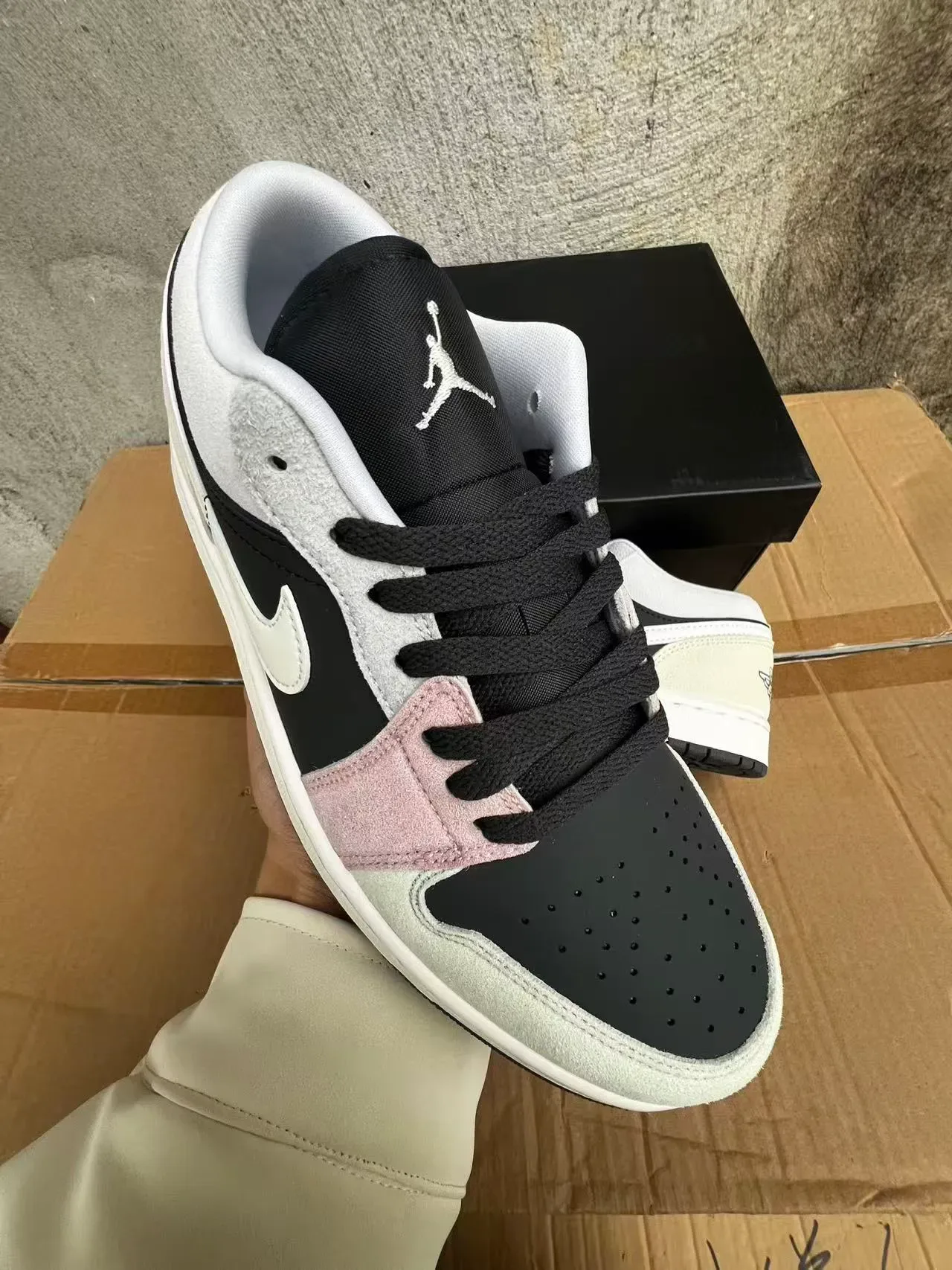 Nike Beige Rose Baskets Lifestyle Basses En Daim Et Cuir Avec Construction De Panneaux 2