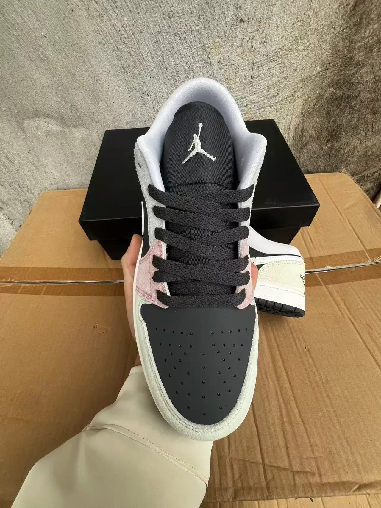 Nike Beige Rose Baskets Lifestyle Basses En Daim Et Cuir Avec Construction De Panneaux 3