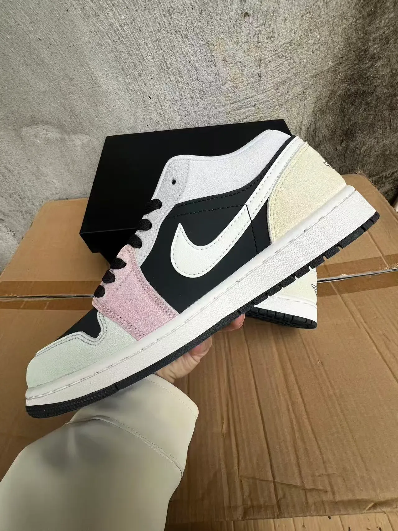Nike Beige Rose Baskets Lifestyle Basses En Daim Et Cuir Avec Construction De Panneaux 5
