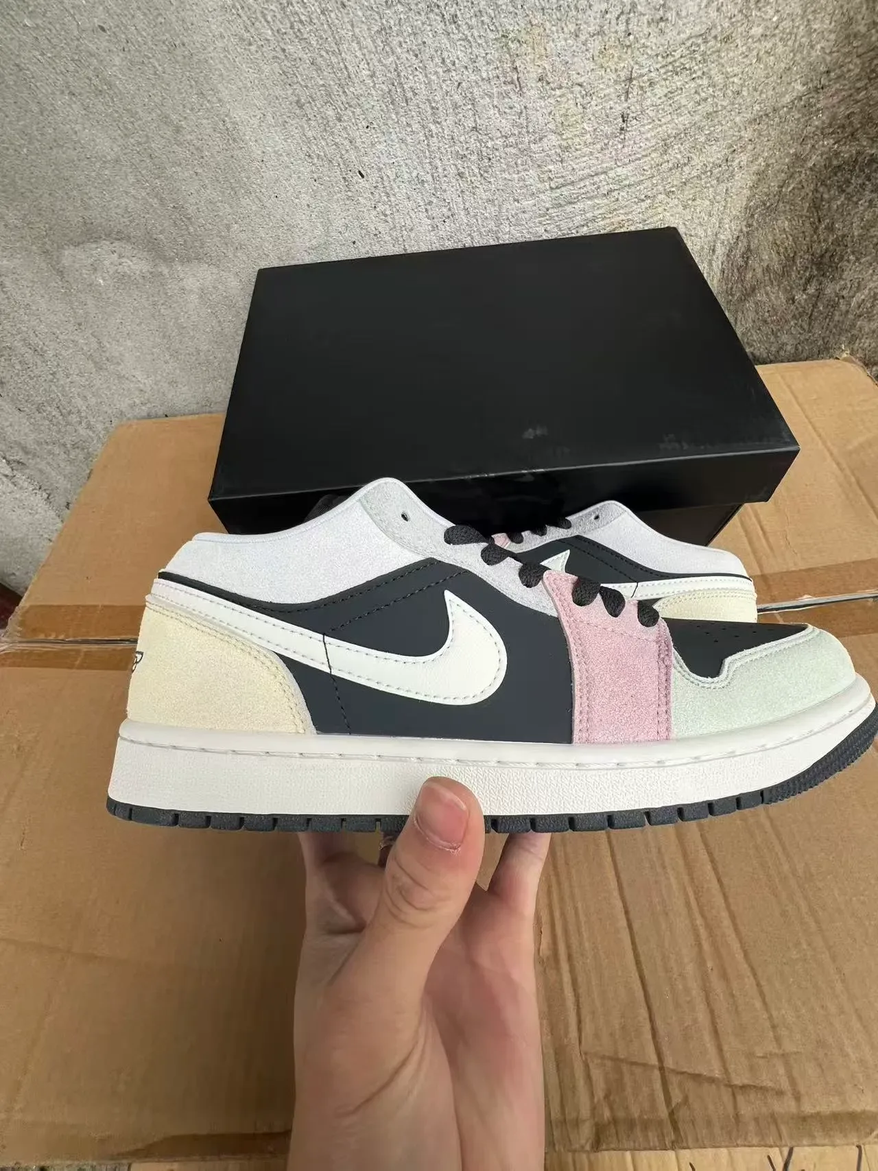 Nike Beige Rose Baskets Lifestyle Basses En Daim Et Cuir Avec Construction De Panneaux 7