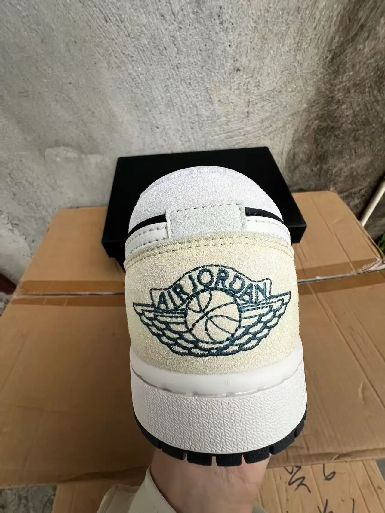 Nike Beige Rose Baskets Lifestyle Basses En Daim Et Cuir Avec Construction De Panneaux 8