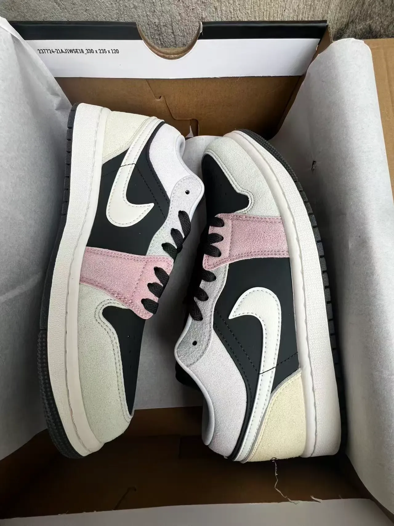 Nike Beige Rose Baskets Lifestyle Basses En Daim Et Cuir Avec Construction De Panneaux 9