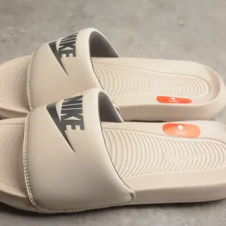 Nike Benassi JDI Bege e Preto Sandálias