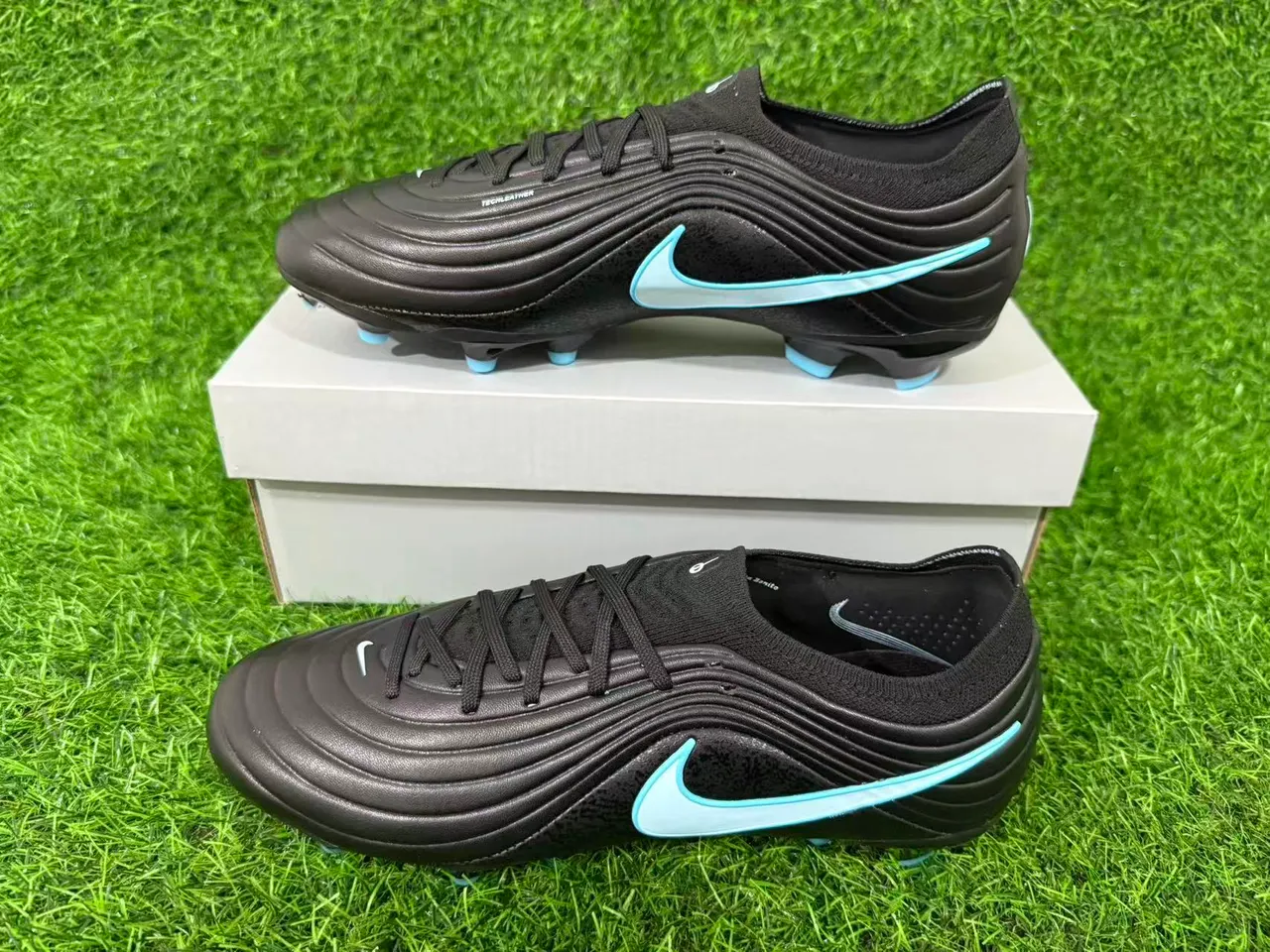 Nike Zapatos de fútbol negros y azules con empeine sintético ribeteado, cuello bajo y para terreno firme 9