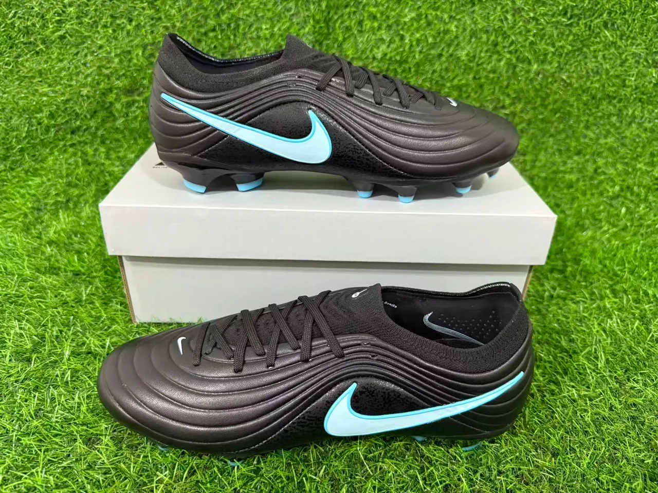 Nike Zapatos de fútbol negros y azules con empeine sintético ribeteado, cuello bajo y para terreno firme 10