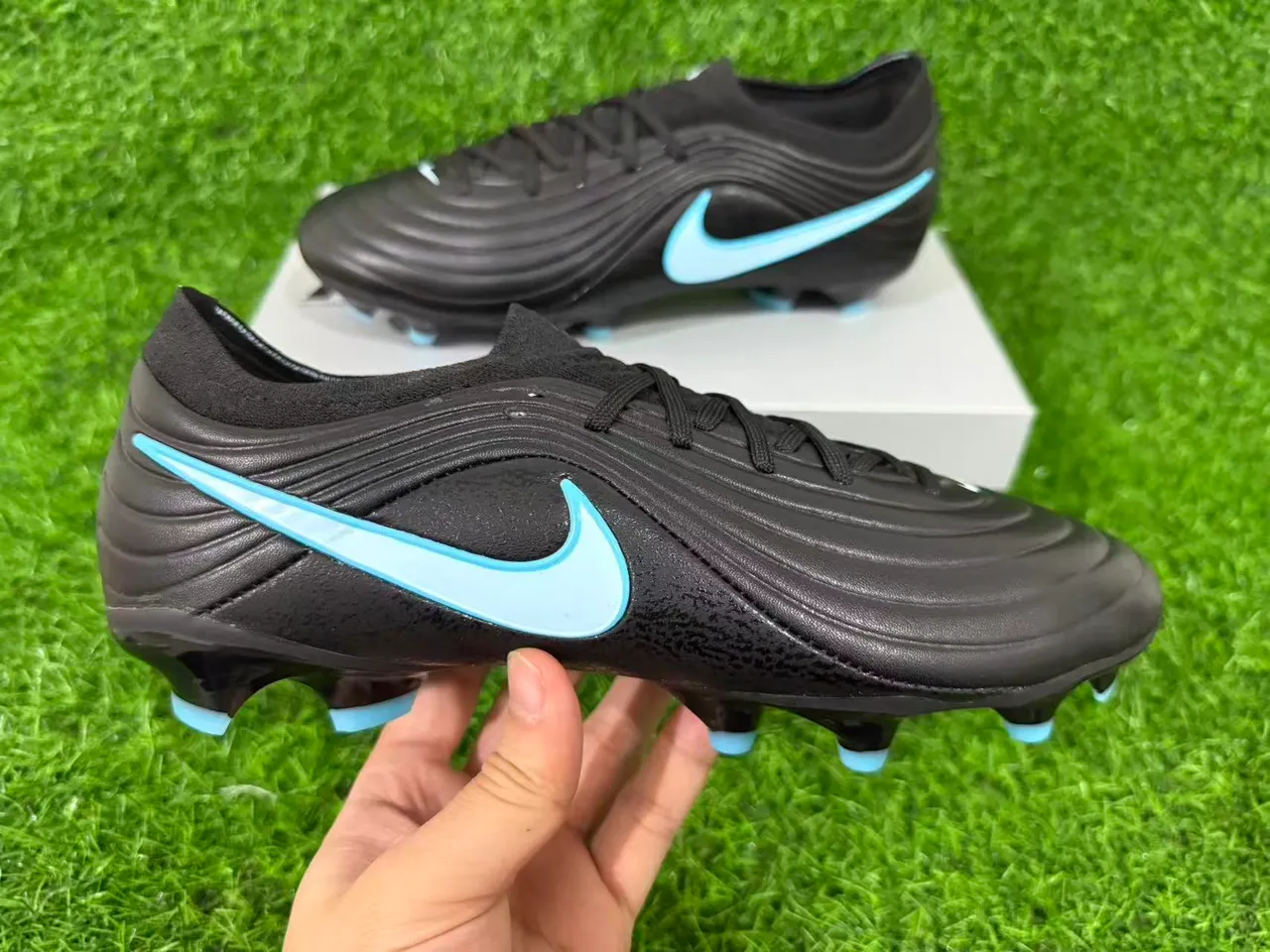 Nike Zapatos de fútbol negros y azules con empeine sintético ribeteado, cuello bajo y para terreno firme 11