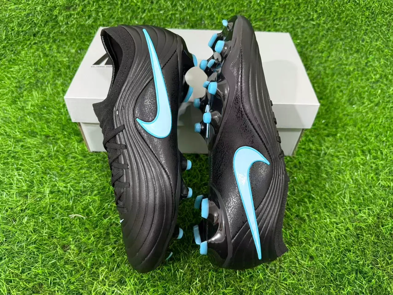 Nike Zapatos de fútbol negros y azules con empeine sintético ribeteado, cuello bajo y para terreno firme 12