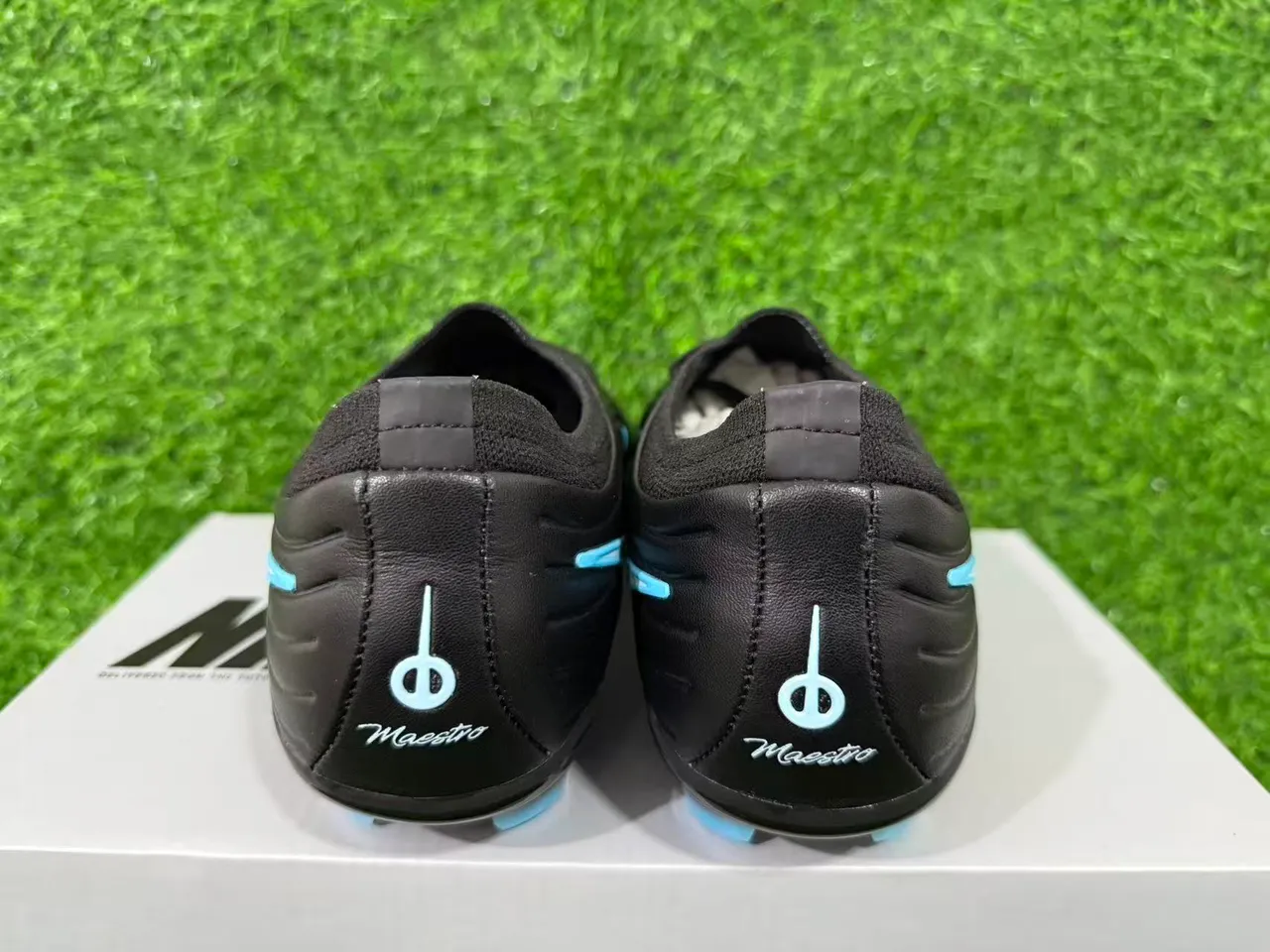 Nike Zapatos de fútbol negros y azules con empeine sintético ribeteado, cuello bajo y para terreno firme 13